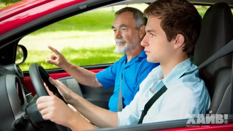 К обучению автомобилем или мотоциклом можно приступать только с 16 лет. А вот получить права вы сможете только после совершеннолетия. До 18-ти доступен лишь мопед и легкий мотоцикл. Подробнее на эту тему мы писали в нашем блоге, поэтому тут углубляться в детали не будем.