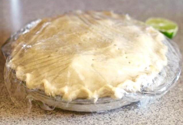 Заготовка: замороженный пирог с ветчиной и сыром.