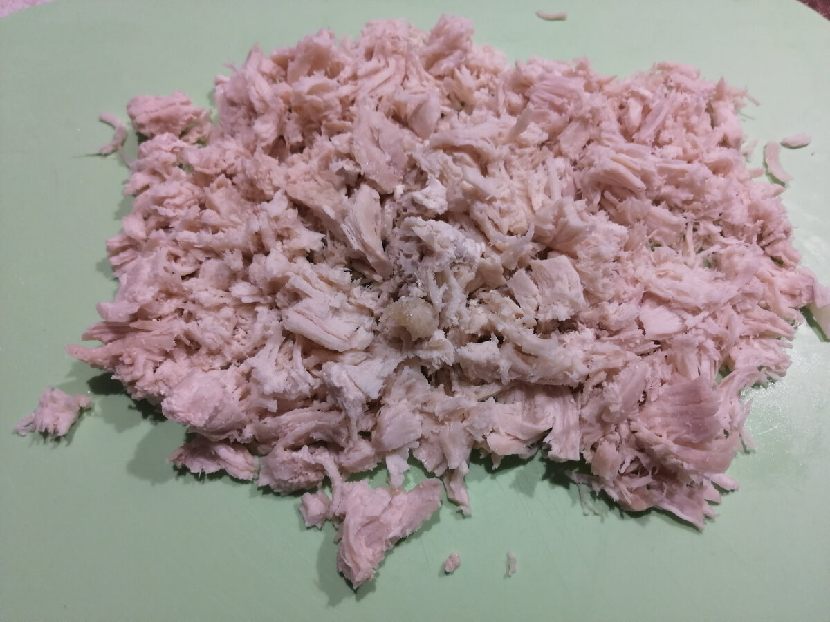 Режу мясо на мелкие кубики и добавляю в окрошку. 