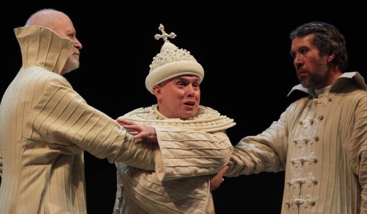  Заслуженный артист России Вячеслав Бутенко (Иван Шуйский), народный артист России Виктор Сухоруков (Царь Федор) и заслуженный артист России Валерий Яременко в роли Годунова (слева направо) в сцене из спектакля «Царство отца и сына» / Фото: Владимир Федоренко / РИА Новости