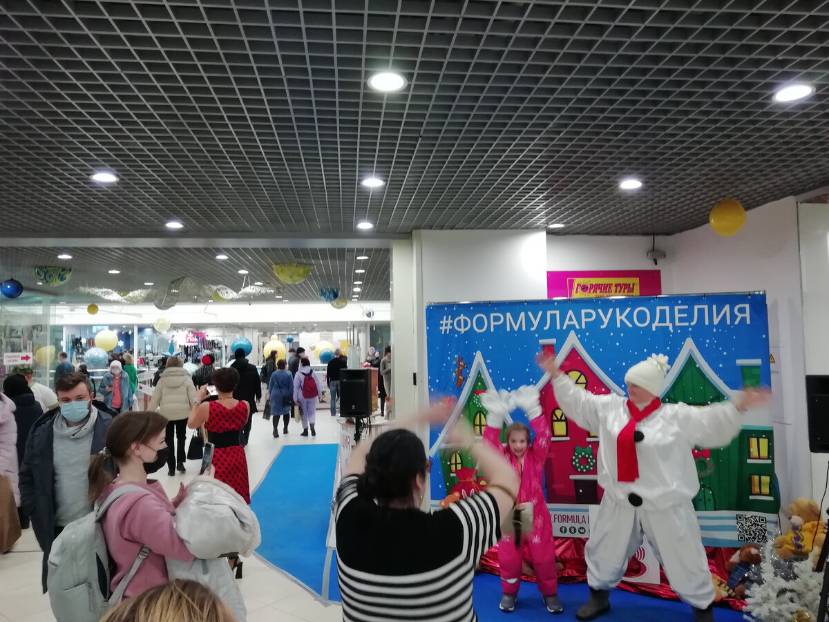 Даже Элина Федянцева засветилась тут спиной. Вон она в красном платье. 