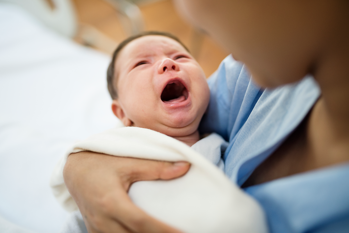 Ребенок плачет на груди. Новорожденный просыпается. Колики у ребенка. Newborn Screening. Проснувшийся новорожденного картинка.