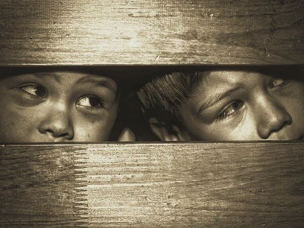 Мы видим, как дети постоянно просятся побывать в гостях, остаться, поиграть у своих друзей. Раздвигая границы своего пространства, они изучают и проверяют, как культура «работает» в разных семьях, то есть –  постигают семейную мультигрупповую среду.