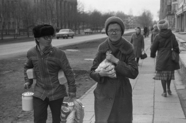 Фото Владимира Воробьева. «С покупками», Новокузнецк, 1983 год.