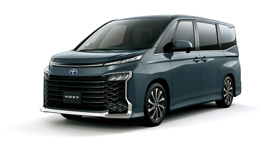 Toyota  Voxy: решетка не меньше но дружелюбнее