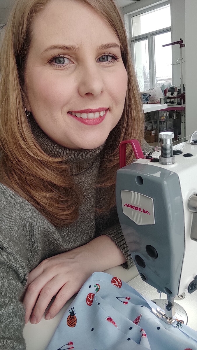 Автор и швейная машинка. Автор слева.