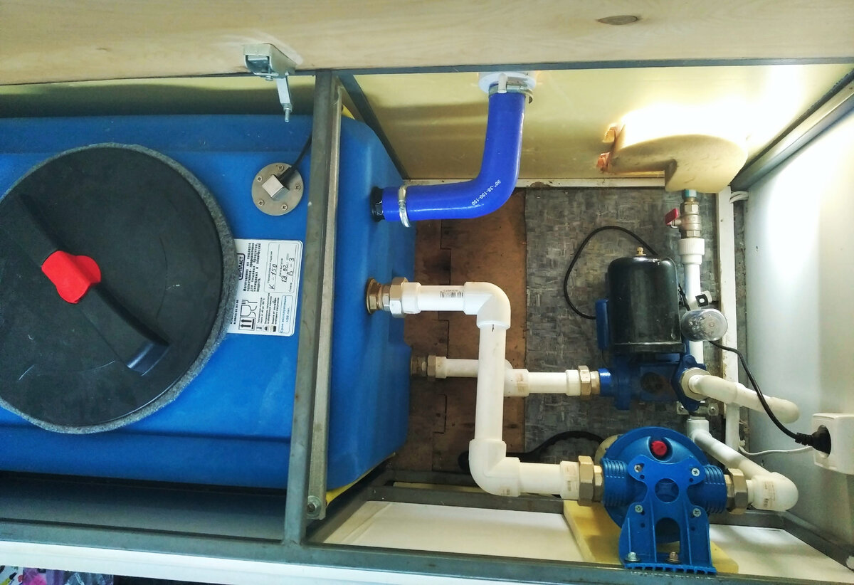 Ёмкость под чистую воду, насос и фильтр предварительной очистки