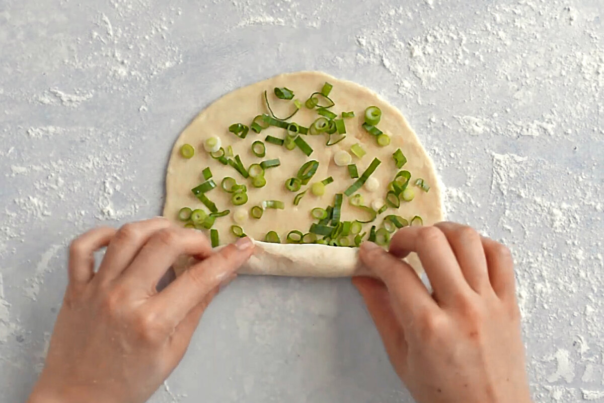 Постные лепешки с зеленым луком на сковороде - быстро и нереально вкусно |  СмакБург | Дзен