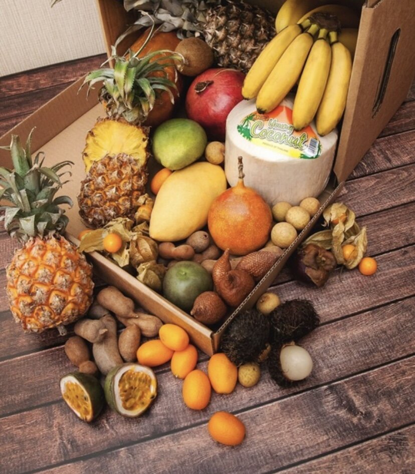 Как получить бокс фрукт. Ящик с экзотическими фруктами. Экзотические фрукты в коробке. Бокс с экзотическими фруктами. Коробка с тропическими фруктами.