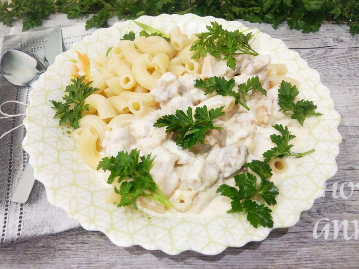 Макароны со сметанным соусом, сыром и мясом