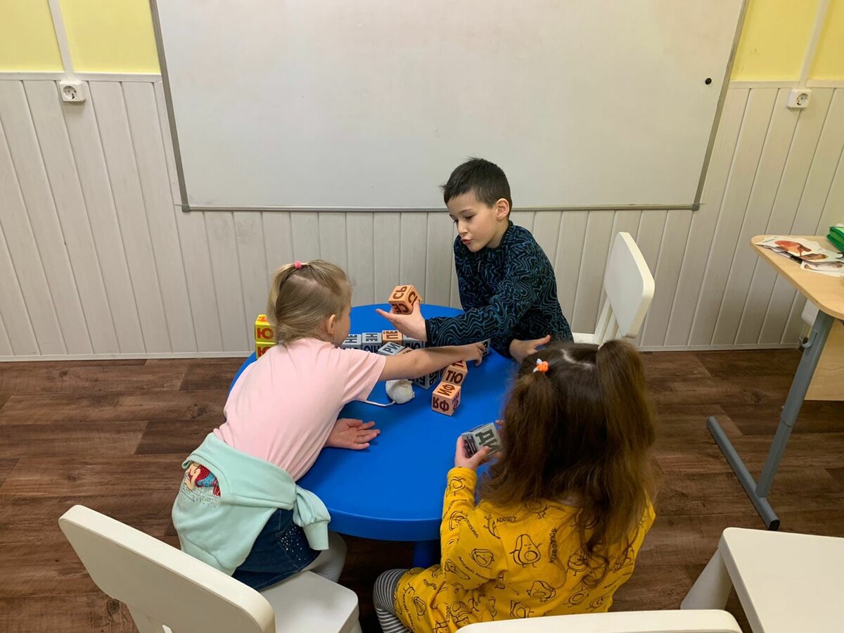 Дети учаться читать сразу по слогам