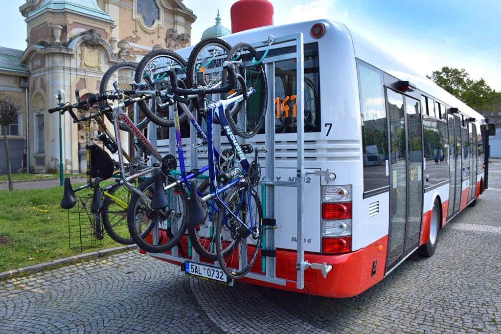 Гоу транспорт. Велосипед в автобусе. Автобус с креплением для велосипеда. Велосипед в маршрутке. Перевозка велосипеда в автобусе.