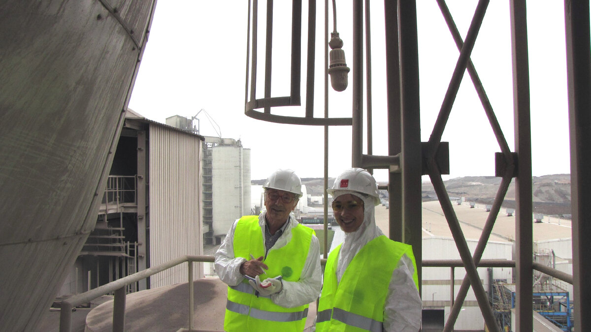 С итальянским инженером 82 лет, цементный завод