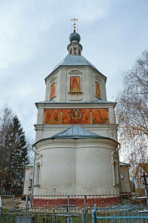 Вид на храм с обратной стороны