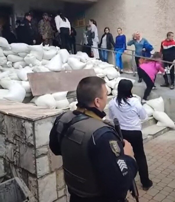 Военкомат завален мешками с песком.  Женщин это не остановило.  фото: картинки яндекса.