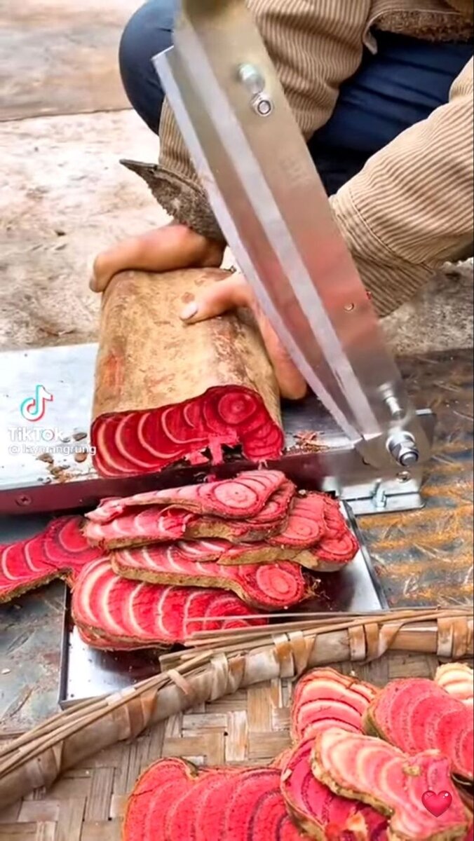 Источник: https://www.reddit.com/r/whatisthisthing/comments/ui2avf/what_is_this_red_cored_thing_being_chopped_sounds
