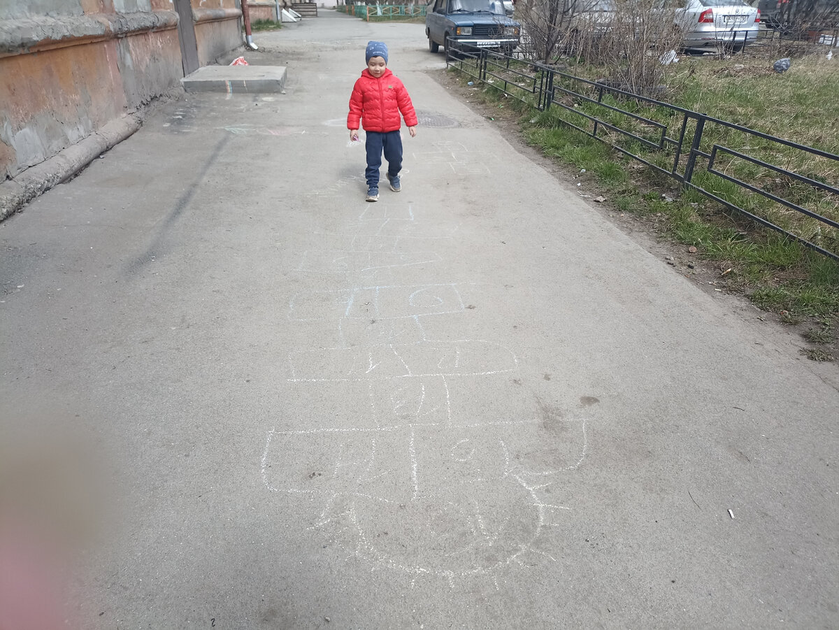 Это должно было быть видео. Но, я забыла переключить и получилось фото 😅 Выслушал, как нужно прыгать, и сделал как сказала. 