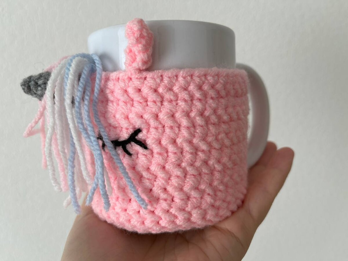 Вид сбоку. Чёлка закреплена над рогом, и спадает с двух сторон