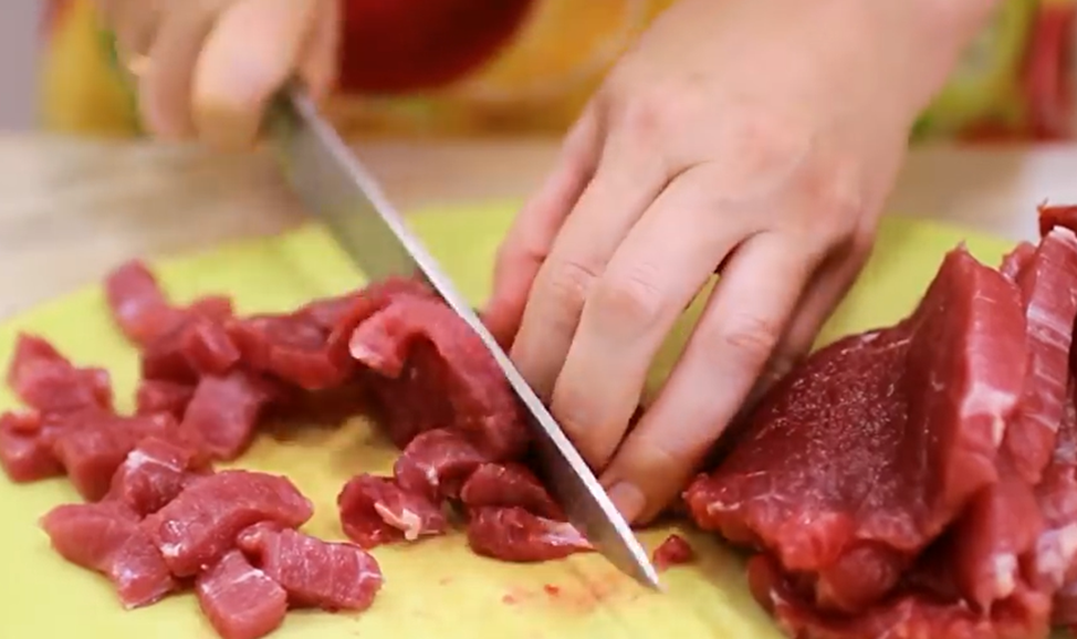 Нарезаем мясо брусочками