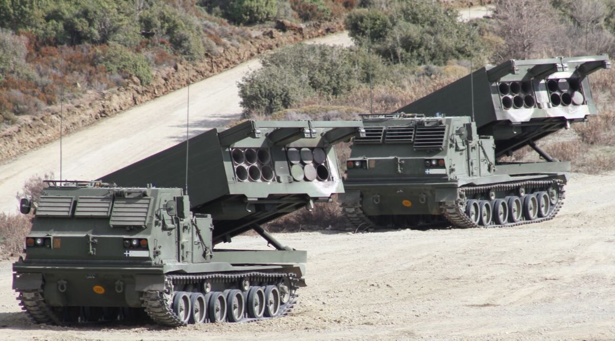 Американские комплексы MLRS M270 на позиции