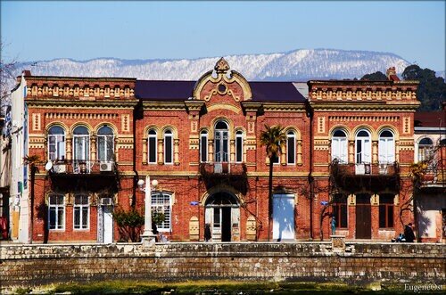 Современный вид здания. Сухум, набережная Махаджиров. 