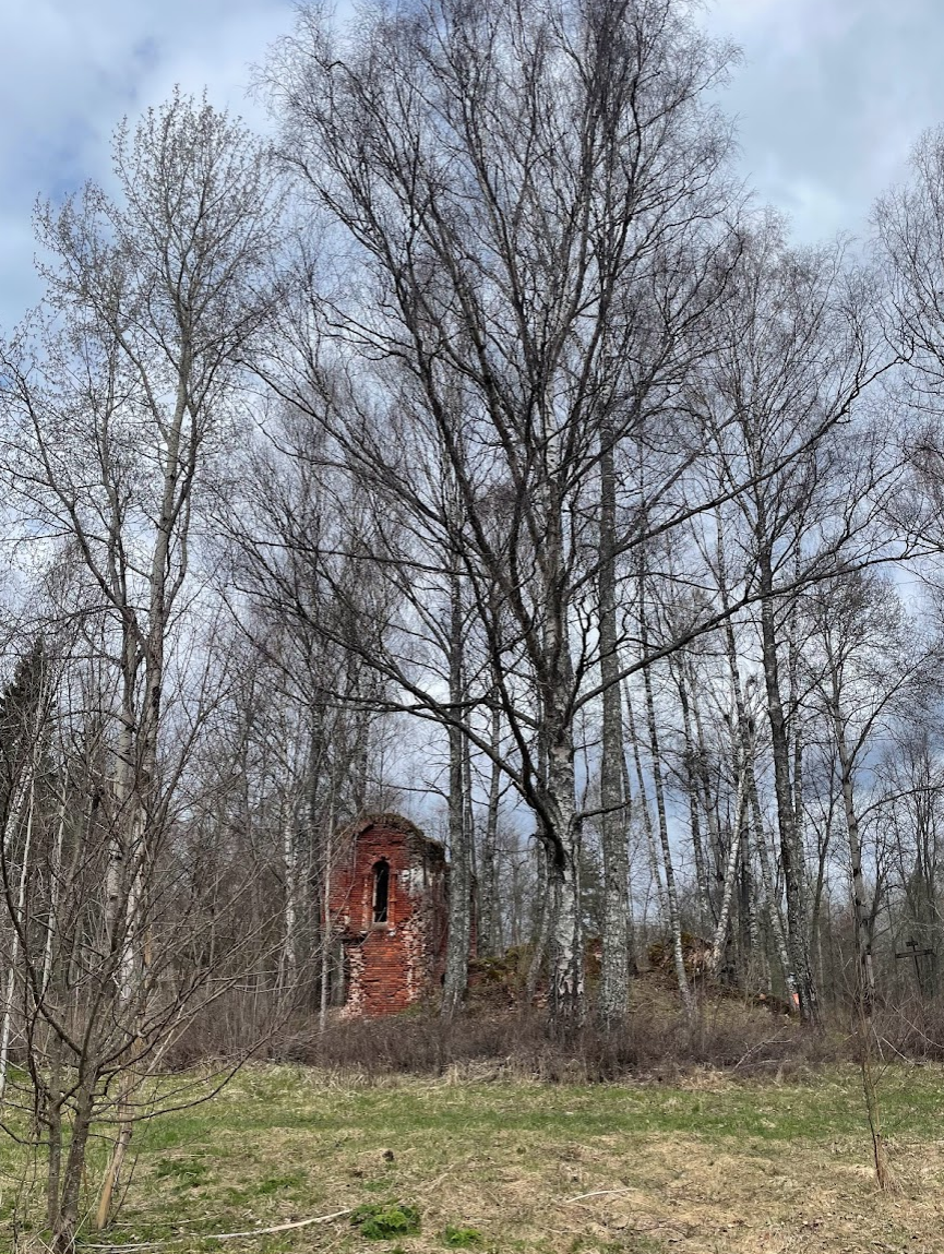 С проселочной дороги нет никаких указателей, что это за место. Фото автора
