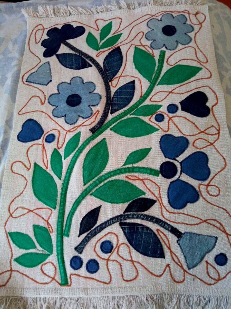 Льняной коврик с аппликацией из джинсовых лоскутов