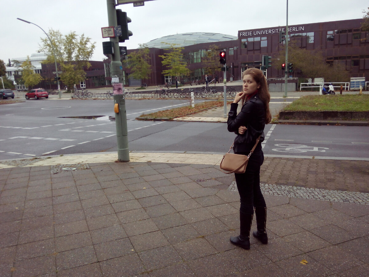 Автор у главного корпуса Свободного Университета Берлина, 2014 год.