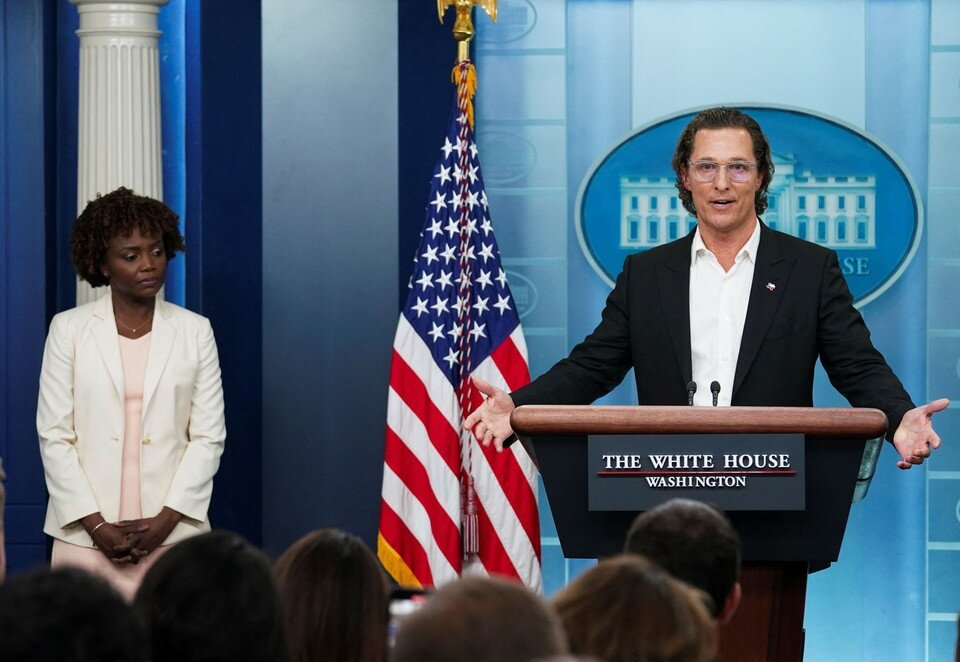     Актер Мэтью Макконахи выступил в Белом доме с призывом усилить контроль за оборотом оружия в США  REUTERS