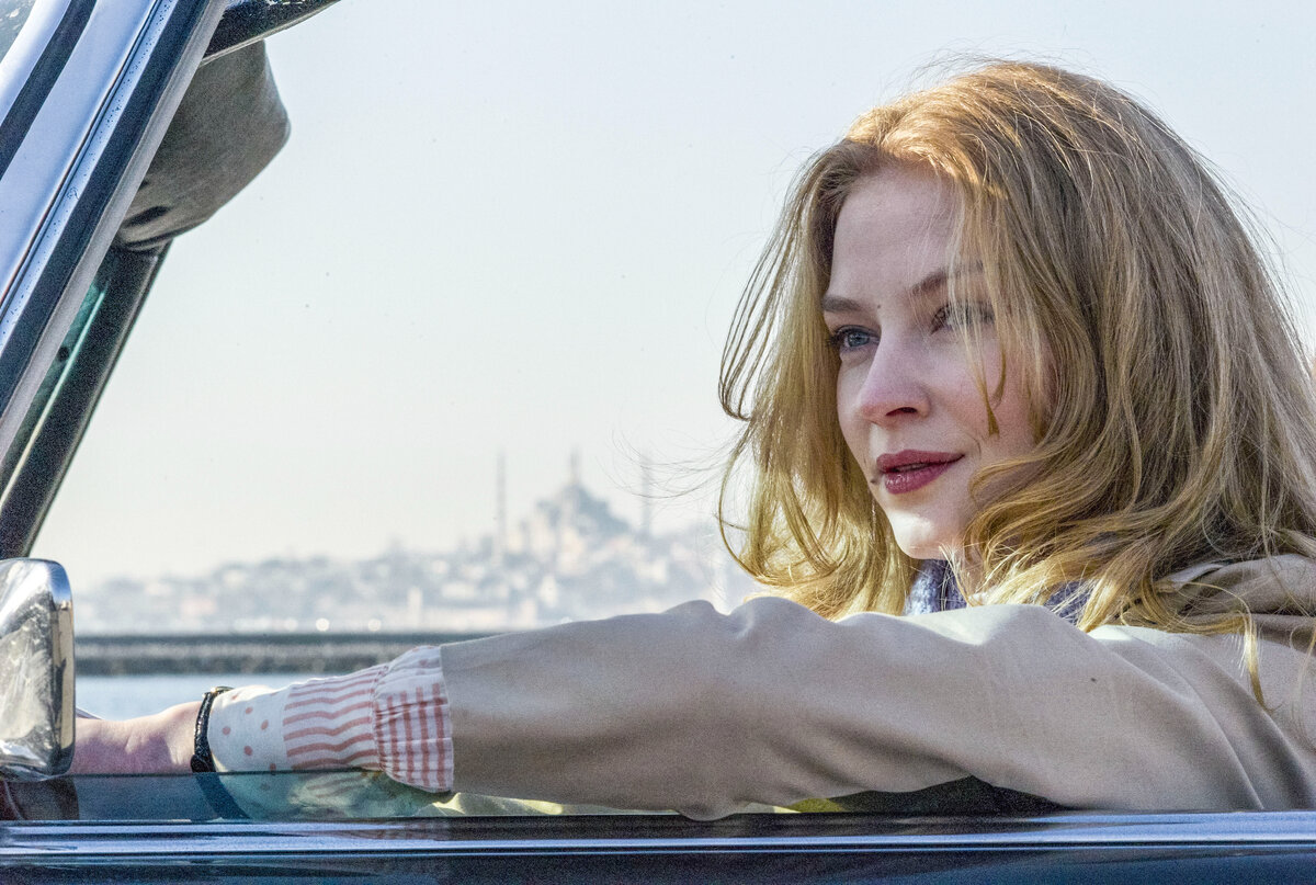 Супругу зайца-выбегайца аля Волков недавно в английском фильме сыграла Ходченкова. 