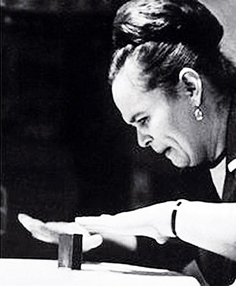 Нине́ль Серге́евна Кула́гина (30 июля 1926, Ленинград, СССР — 11 апреля 1990[2]) — советская женщина, заявлявшая, что владеет телекинезом и другими аномальными способностями, которые изучались в нескольких НИИ на протяжении более чем 20 лет