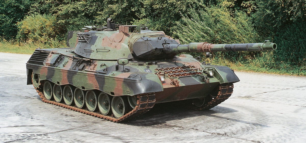 Основной боевой танк Бундесвера Kampfpanzer Leopard 1. Масса — 39-42 т, экипаж — 4 чел., скорость — 62 км/час, запас хода — 600 км, бронирование — 70 мм, вооружение — 105-мм нарезная пушка L56 и два пулемёта.