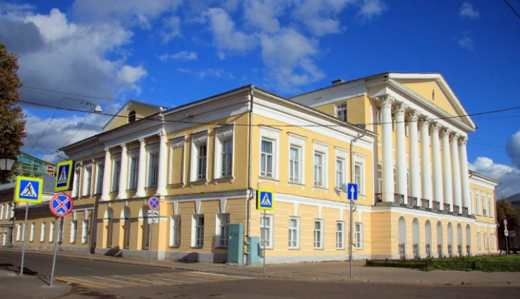 Особняк был построен в начале XIX века генералом Борщовым — после его смерти и серьезного пожара 1847 года здание долгое время пребывало в полуразрушенном состоянии, пока наследники генерала не продали его купцу Первушину. Тот восстановил дом и открыл в нем гостиницу «Лондон», фешенебельную даже по меркам столичного Санкт-Петербурга.