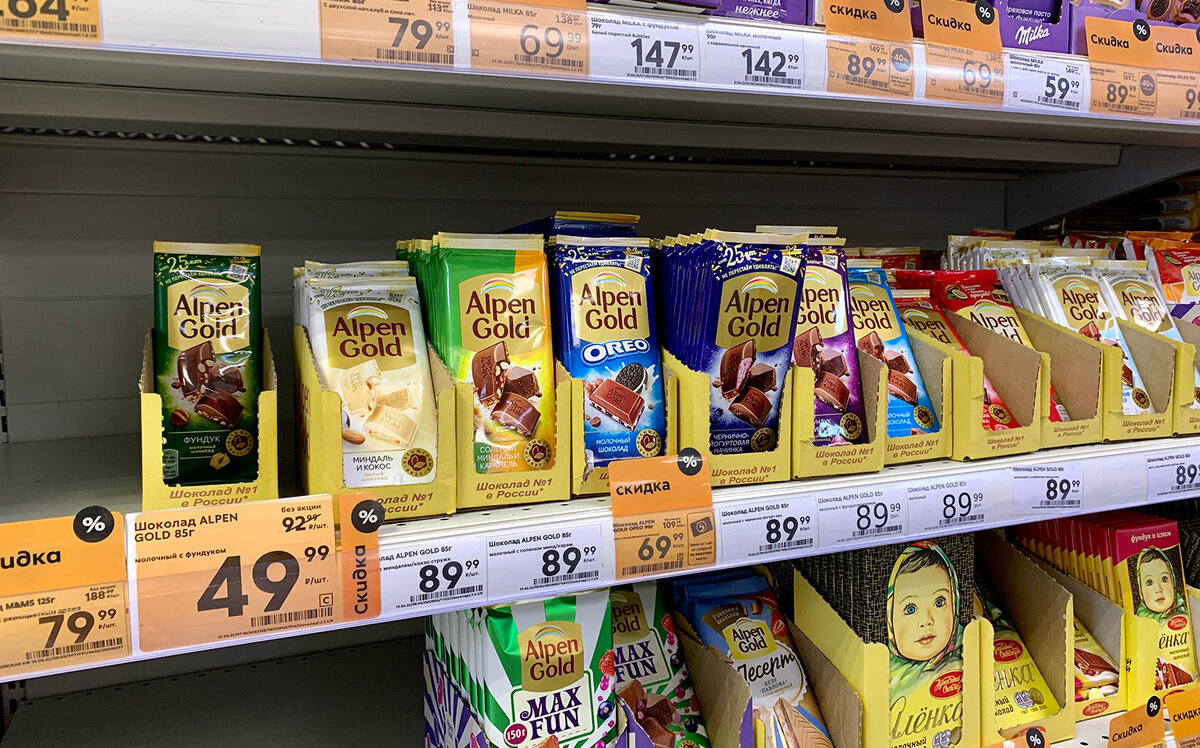 Полка с шоколадом в супермаркете
