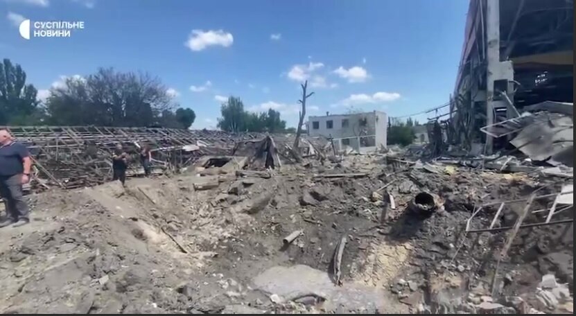 Фото с завода ДорМаш воронка от попадания КР Калибр