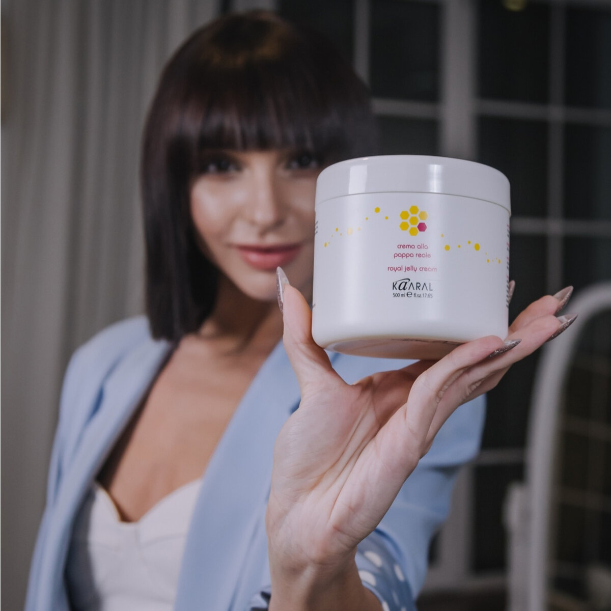 На фото Реконструирующая маска для волос с пчелиным маточным молочком Kaaral Royal jelly cream, 500 мл.