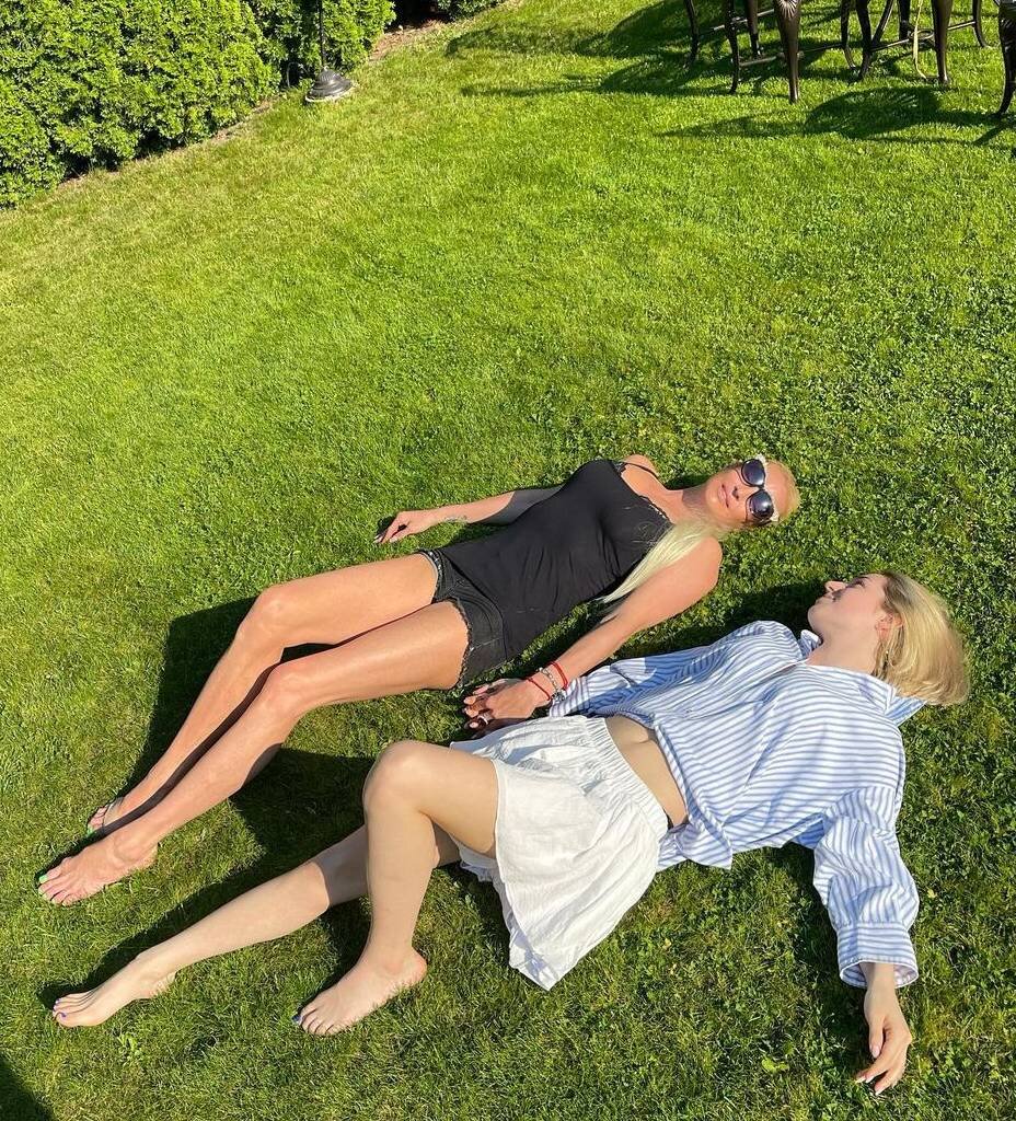    Анастасия Волочкова и ее дочь Ариадна на лужайкеСоцсети Анастасии Волочковой