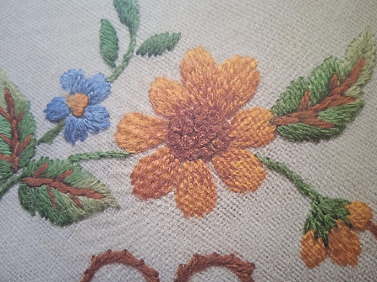 Шов "Рогожка"-один из особых видов глади,который выполняется цветными нитками.Этот способ отлично подходит для вышивания достаточно больших поверхностей, поскольку нитка закрепляется стежками.Шов часто используется для вышивания лепестков цветов.