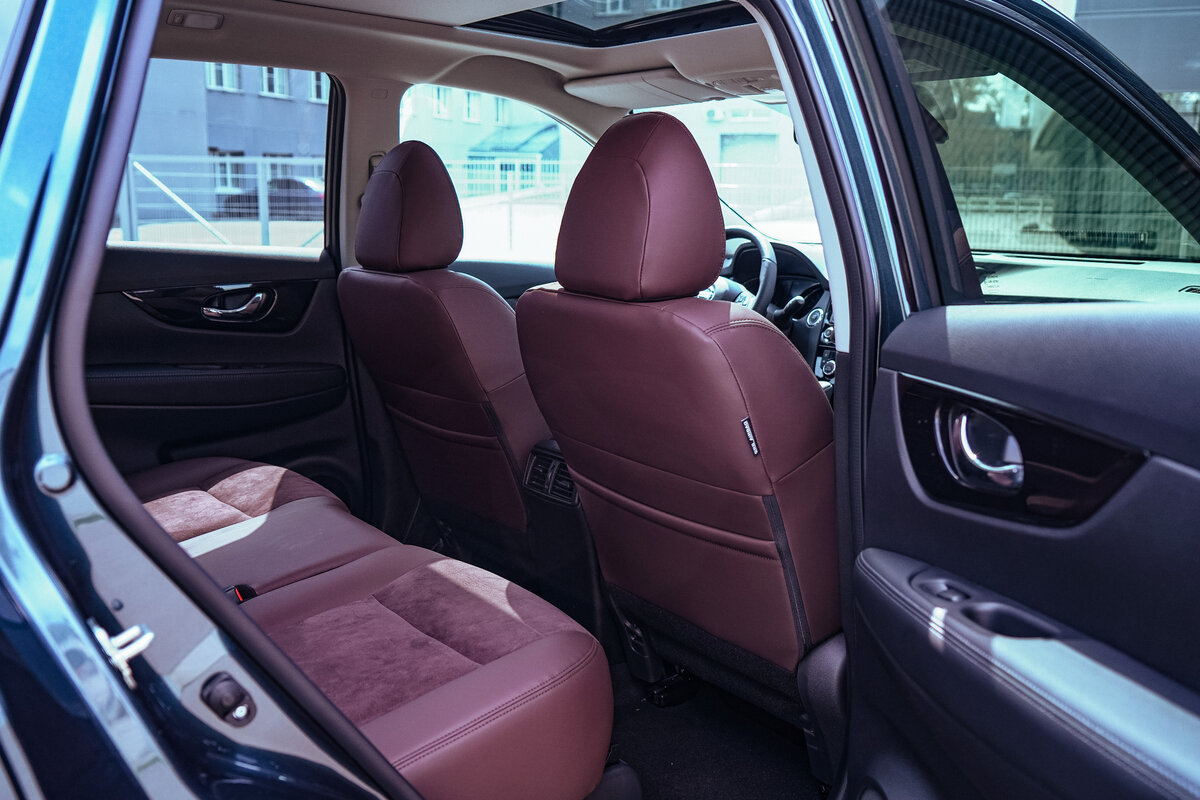 Складываемые в пропорции 60:40 задние сиденья позволят вам перевезти любой груз: загрузить повседневные покупки или взять все необходимое для семейного отдыха. Также, в багажнике расположено полноразмерное запасное колесо.