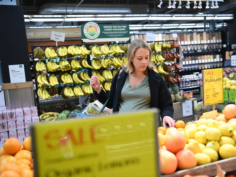 Келли Хейс выбирает продукты на Whole Foods Market в Вашингтоне. Фото: Мэтт Макклейн/The Washington Post/Getty Images.