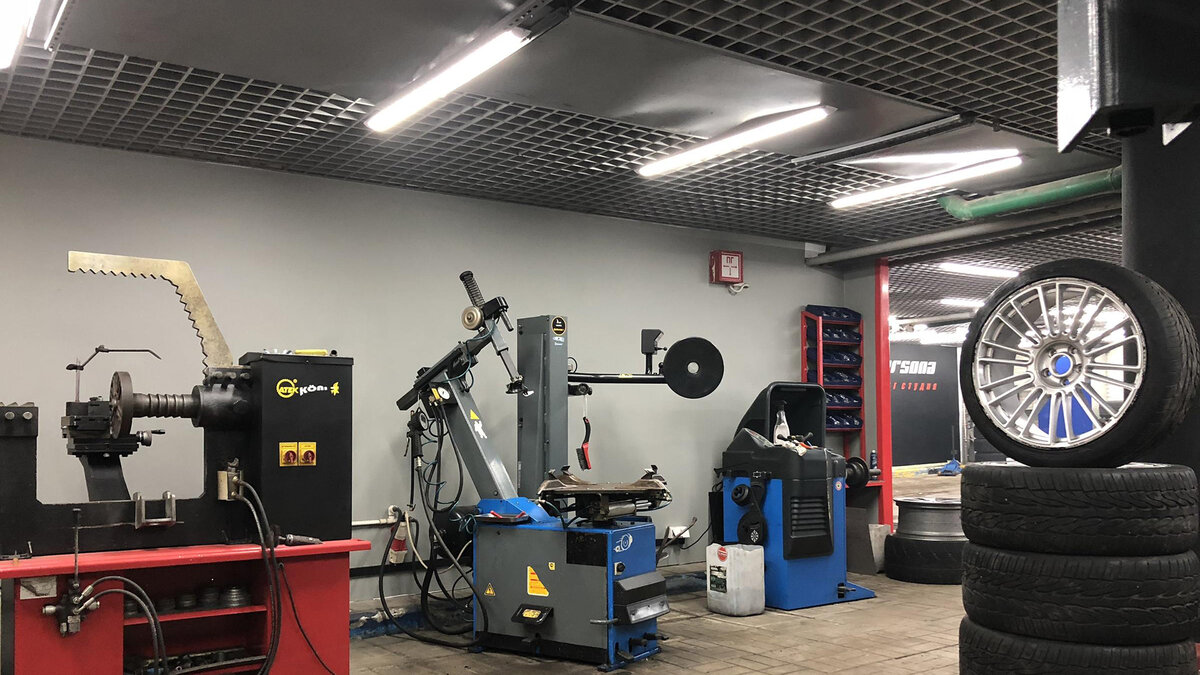 Интерьер шиномонтажки с оборудованием