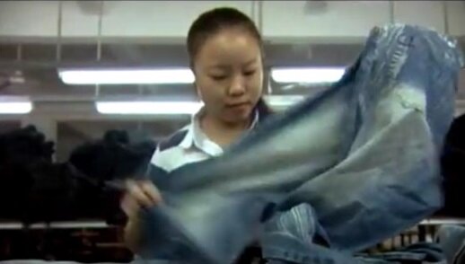 Кадр из фильма "Реальная цена моды", реж. Э. Морган, 2015 г.