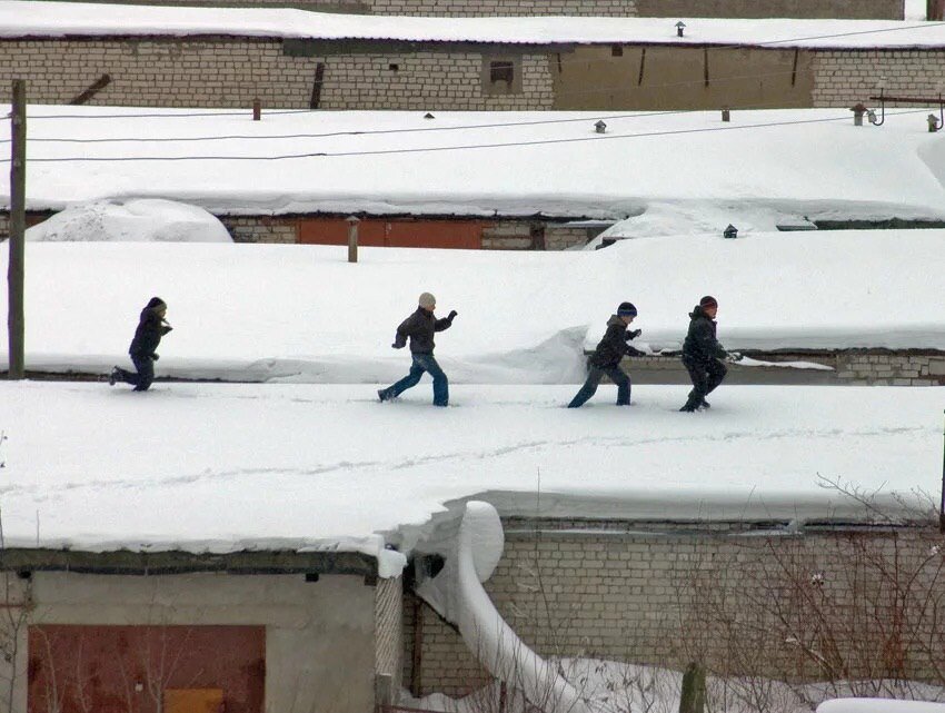 Крыша убегает. Смешная крыша. Крыша улетела. Детский паркур по крышам гаражей. Паркурщики на крыше.