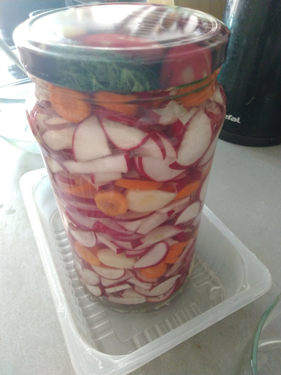 так выглядит моя баночка с ломтиками редиски и моркови