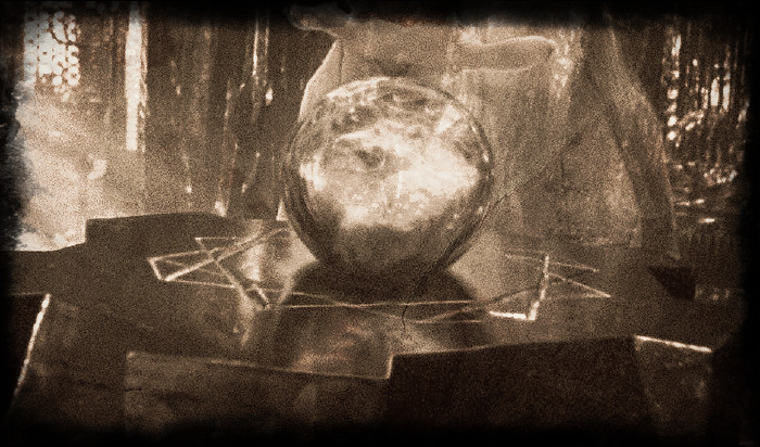 Коротковолновый носимый приёмопередатчик "Палантир-2М" был разработан Мордорским государственным техническим университетом (МГТУ им. Саурона) в Первую Эпоху для обеспечения мобильных подразделений Орков связью на больших расстояниях на базе изделия стационарного "Палантра-2", обладавшего большими массо-габаритными показателями.