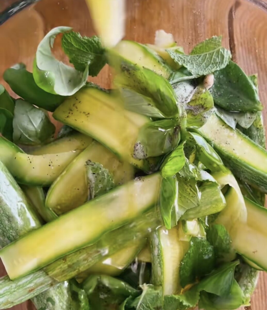 Цукини с домашним соусом из базилика и оливкового масла (Фото автора)