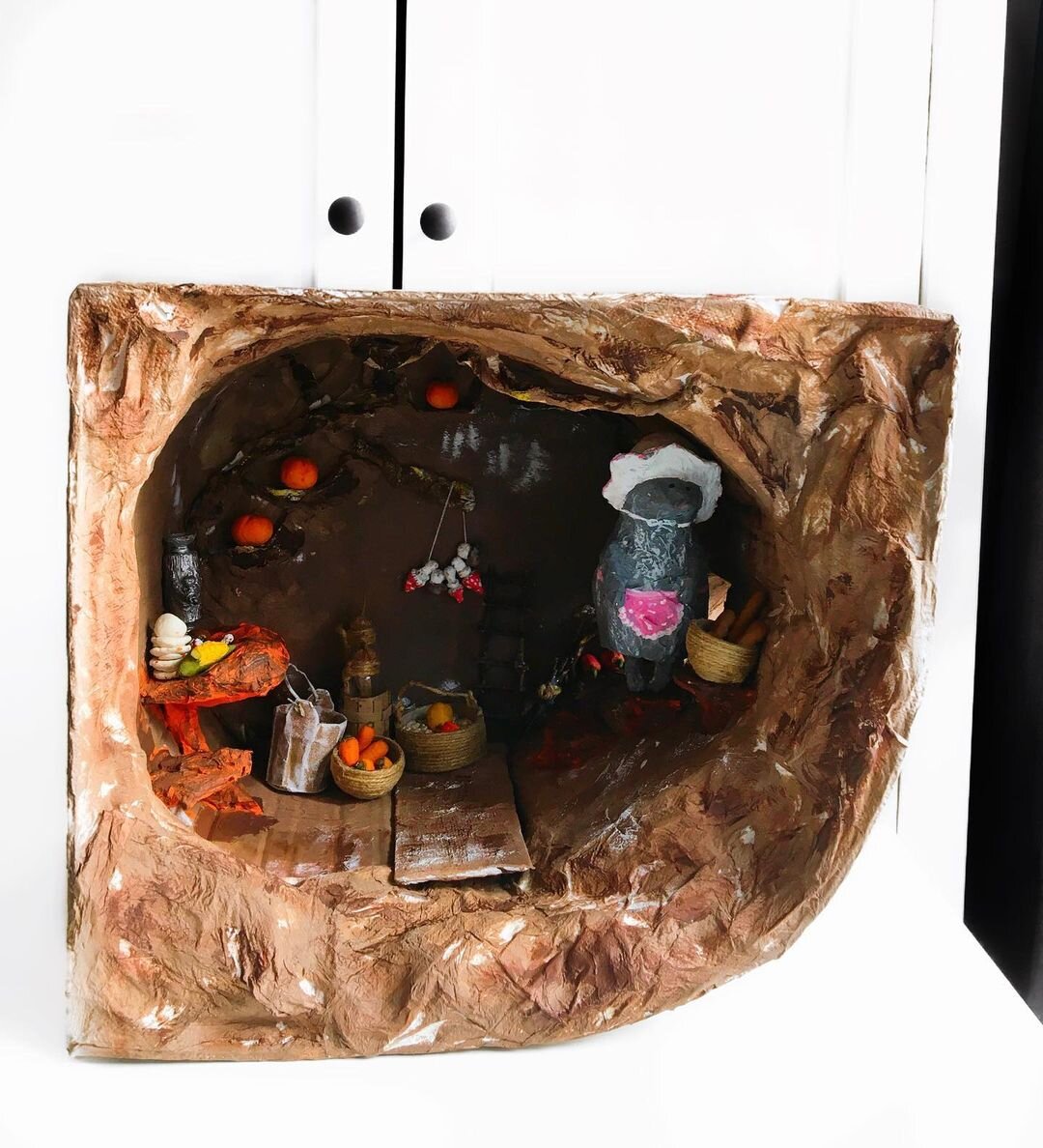 В полу есть отверстие-ход 