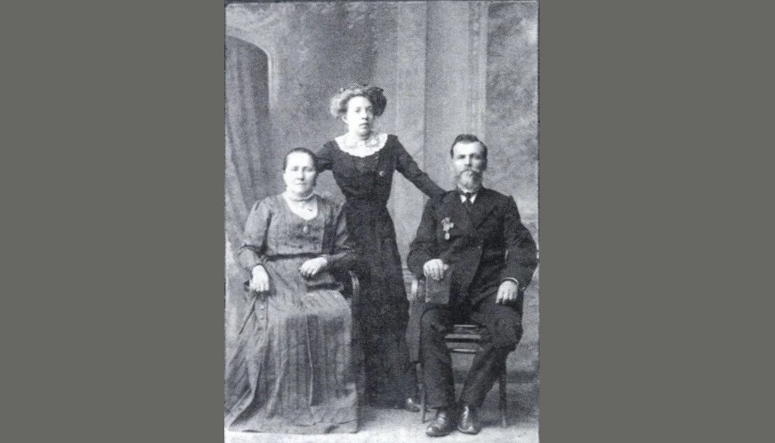 Фото семьи Николая Янкова (1911 год). Источник: https://astrakhan.su/news/istorija-astrahani/kak-v-astrahani-funkcionirovala-pervaja-v-mire-plavuchaja-cerkov-dlja-rybakov/