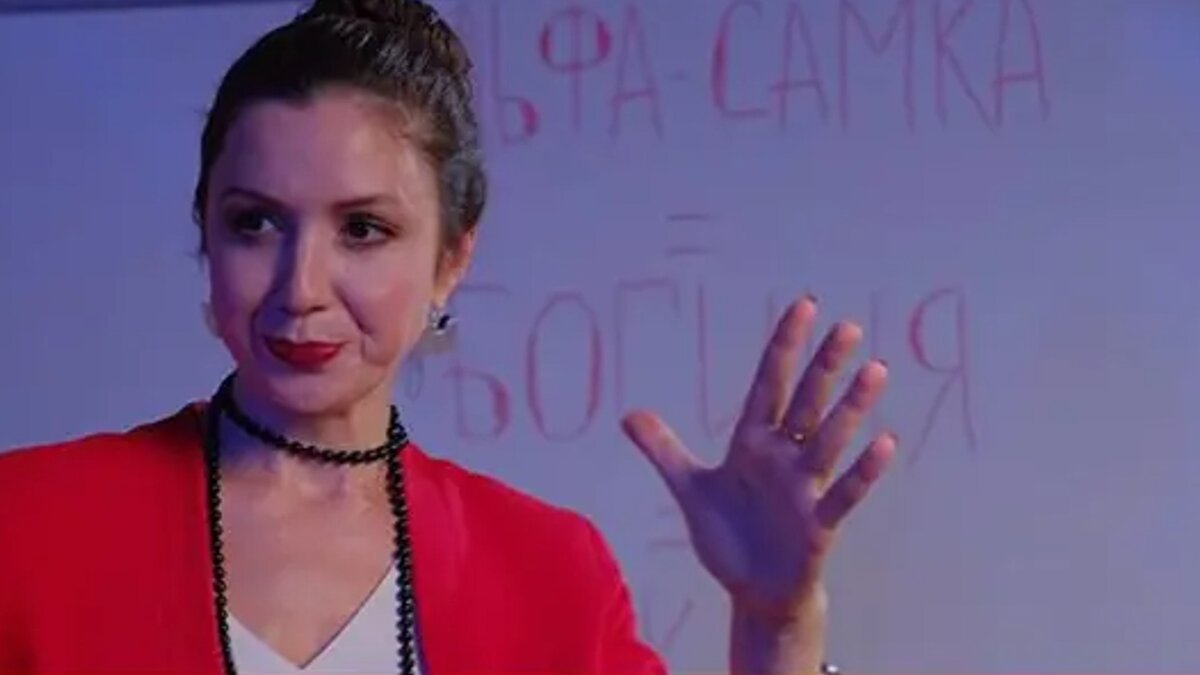 кадр из сериала "Поступь богини"