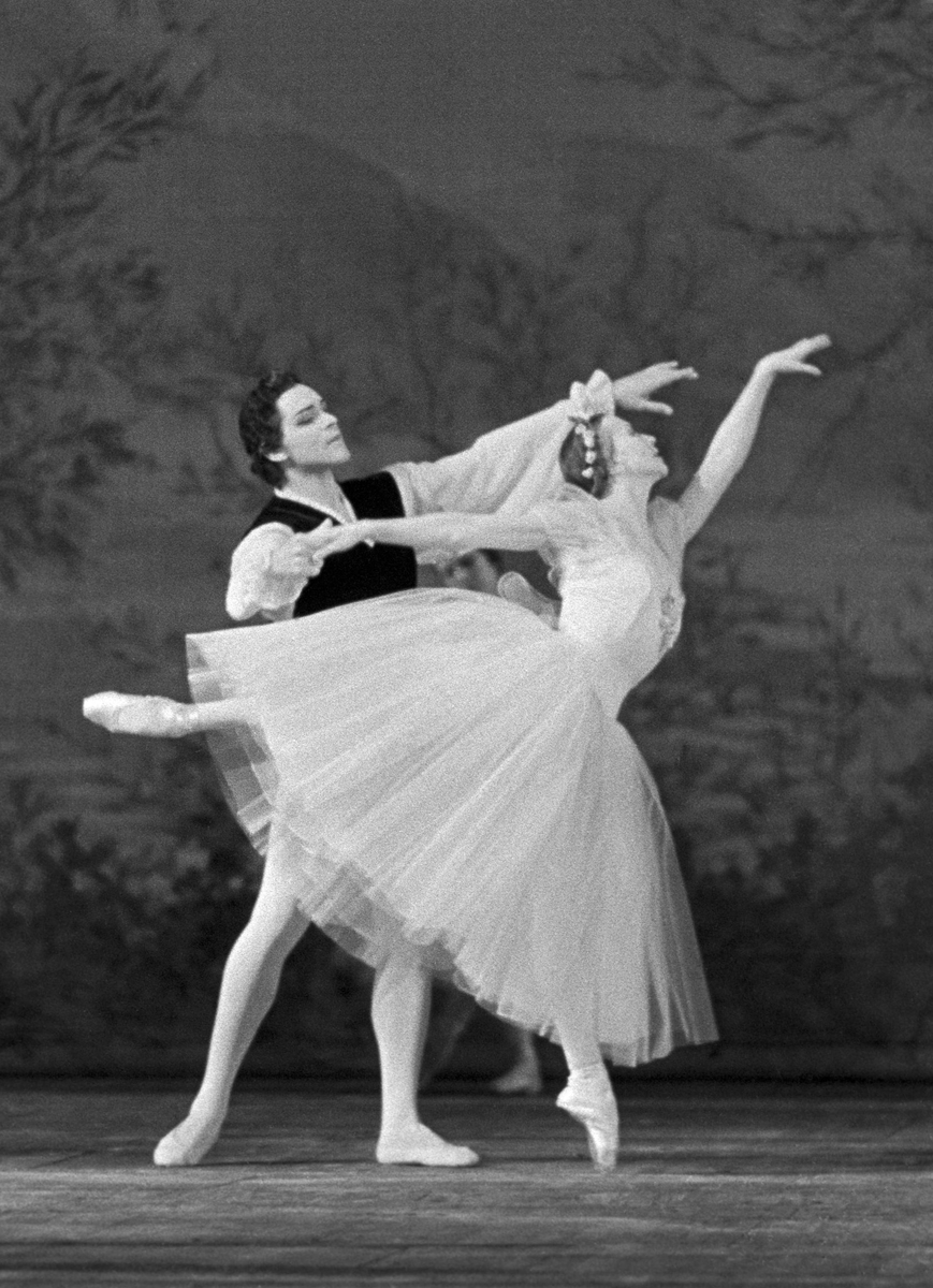 Галина Уланова и Николай Фадеечев в балете «Шопениана».1960 год. Государственный академический Большой театр СССР, Москва. Фотография: Александр Батанов / ТАСС